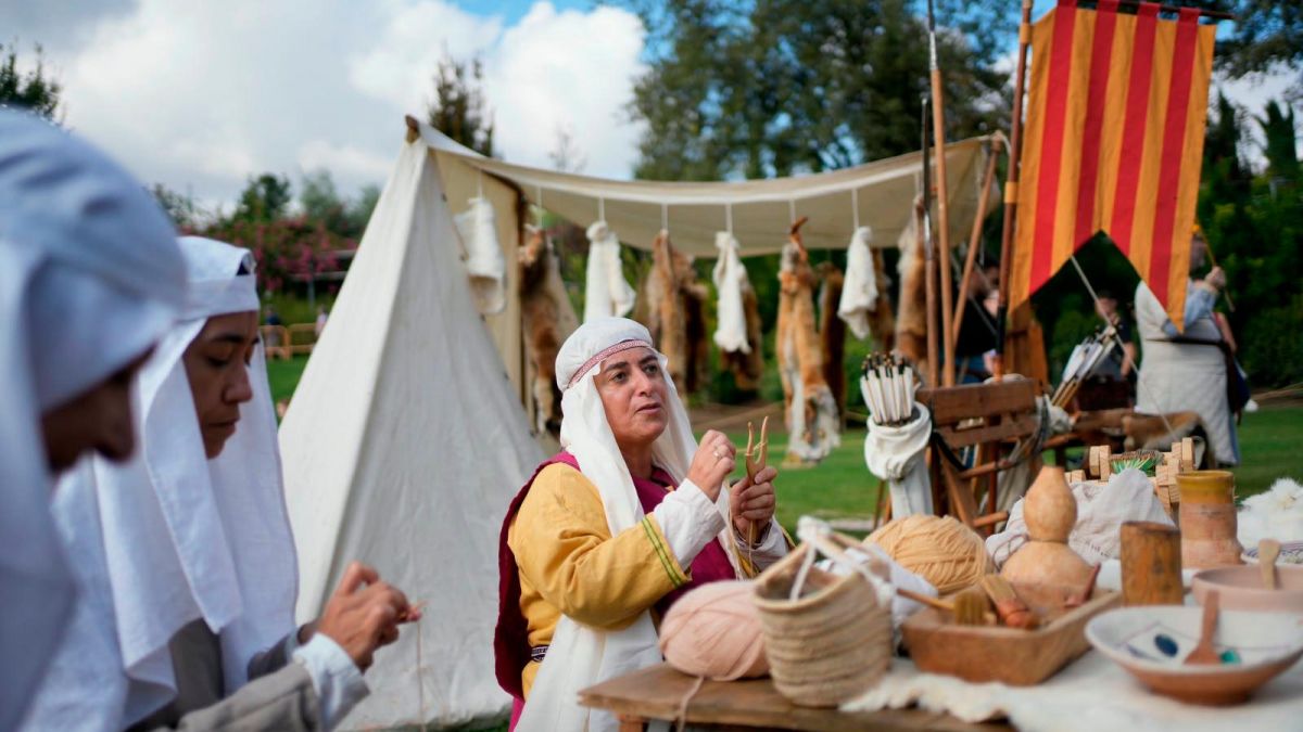 Representación de oficios antiguos y artesanas en el Campamento de Jaume I en València Representación de oficios antiguos y artesanas en el Campamento de Jaume I en València
