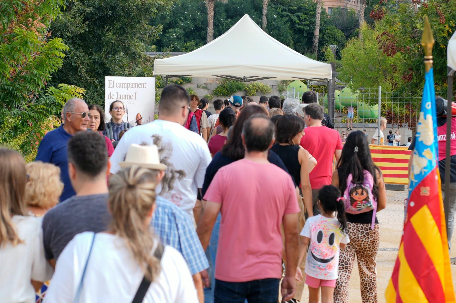 Decenas de personas acceden al Campamento de Jaume I en València