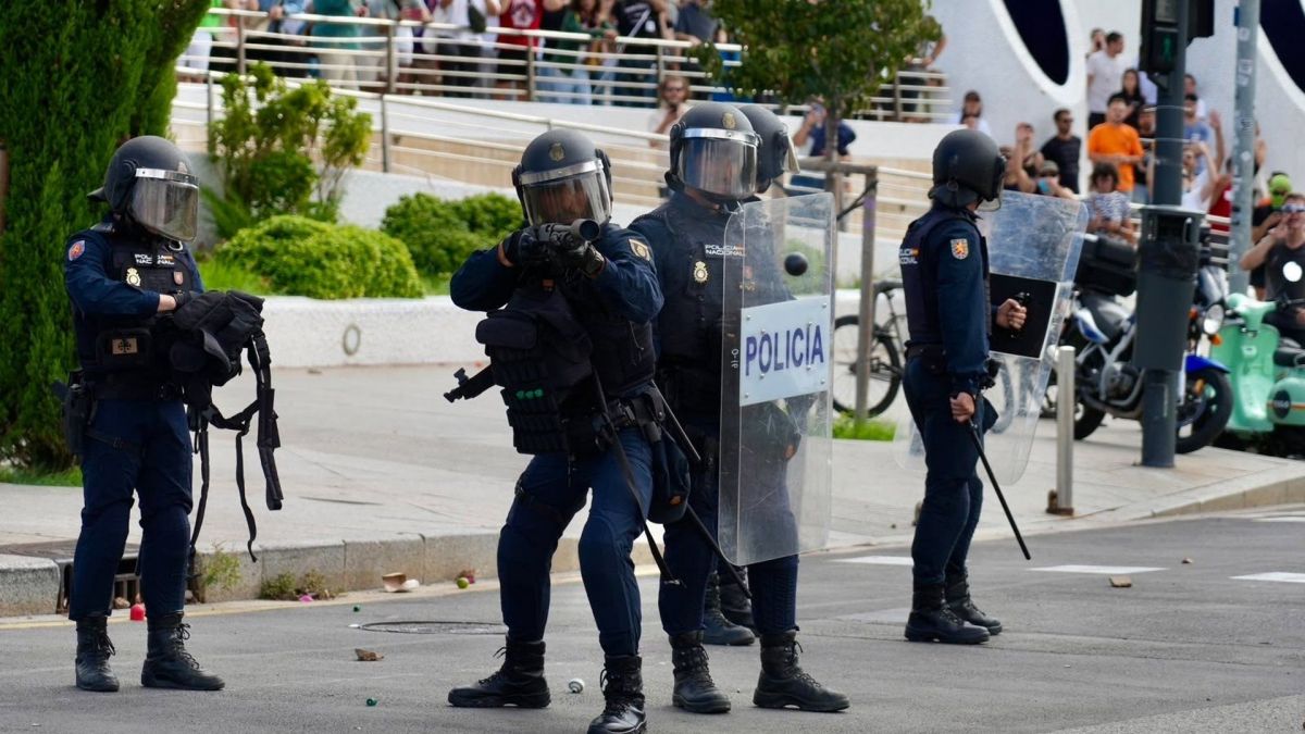 La Policia en els voltants del Palau de Les Arts (Foto: Eduardo Manzana - Europa Press)