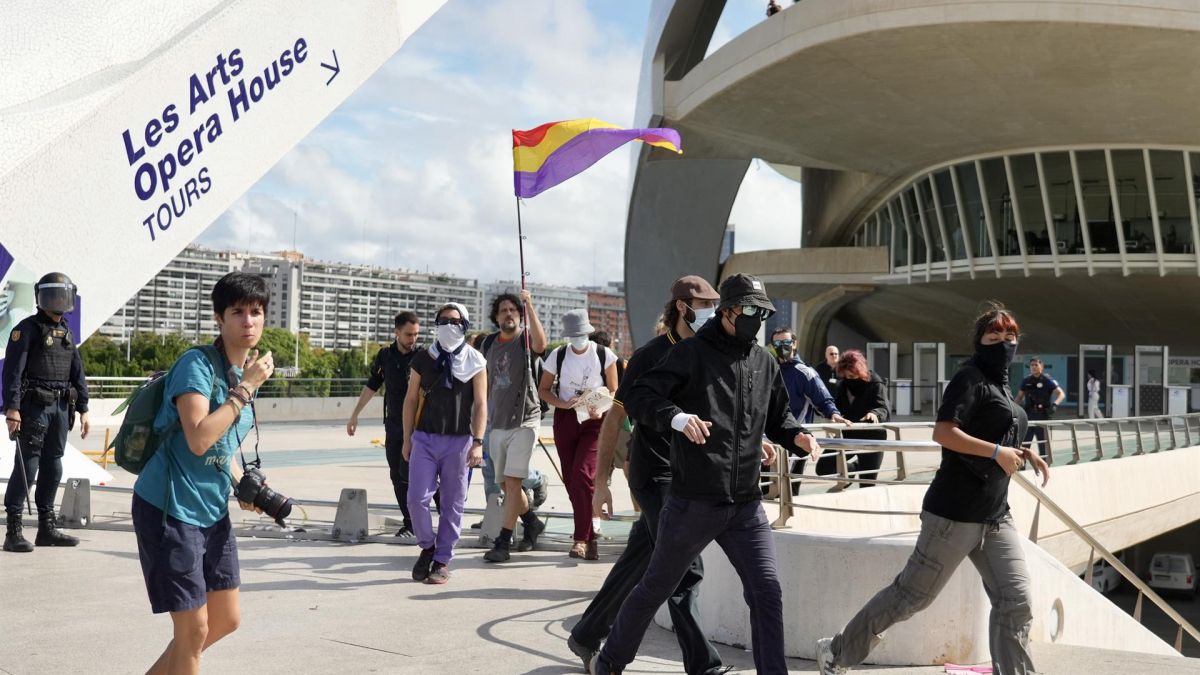 Manifestants i policies durant els aldarulls al final de la manifestació pel dret a l'habitatge, al Palau de Les Arts (Foto: Eduardo Manzana - Europa Press)