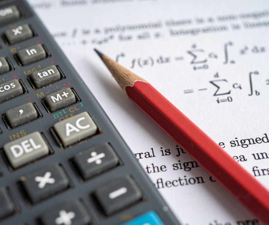 Un lápiz y una calculadora