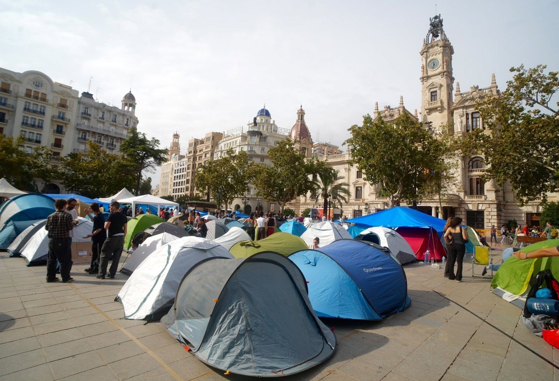 Acampada per la vivenda en la Plaça de l'Ajuntament de València (Foto: Eduardo Manzana - Europa Press)