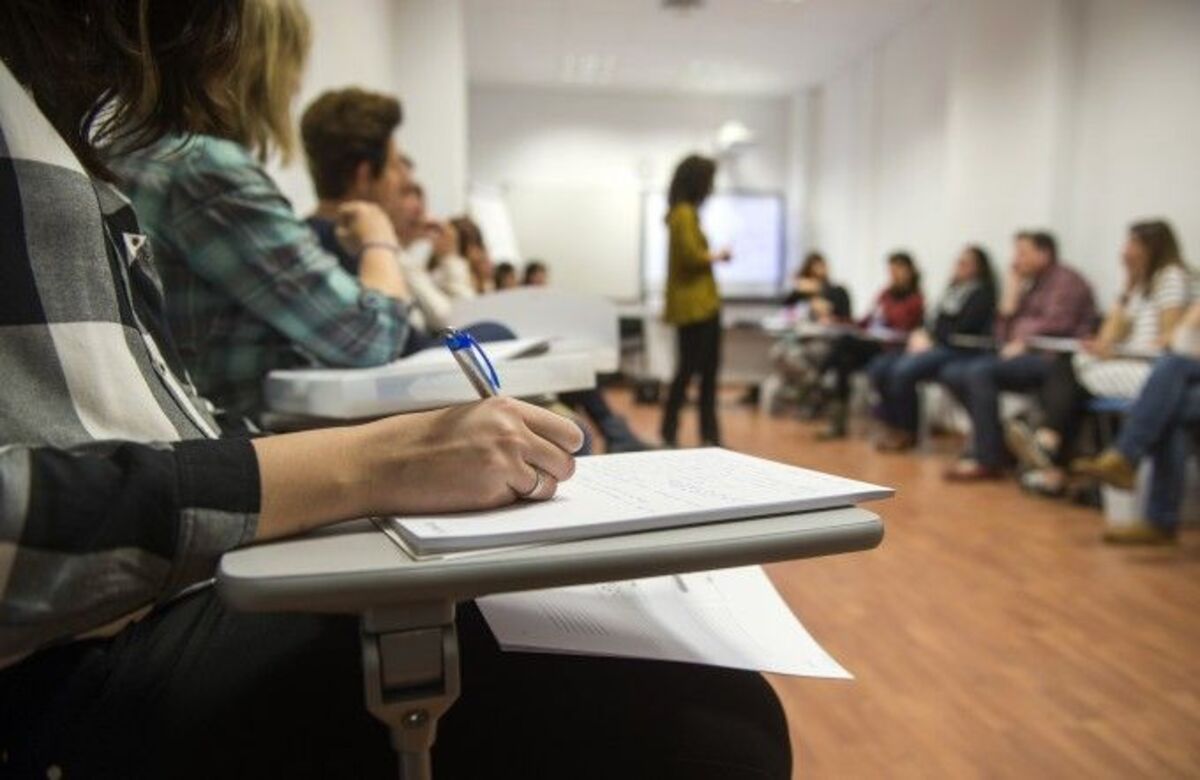 Una persona participa en un curs d'idiomes