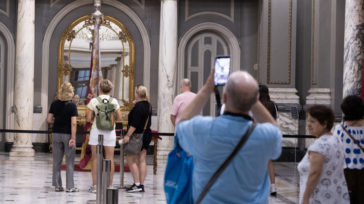 Visitants en l'exposició de la Senyera