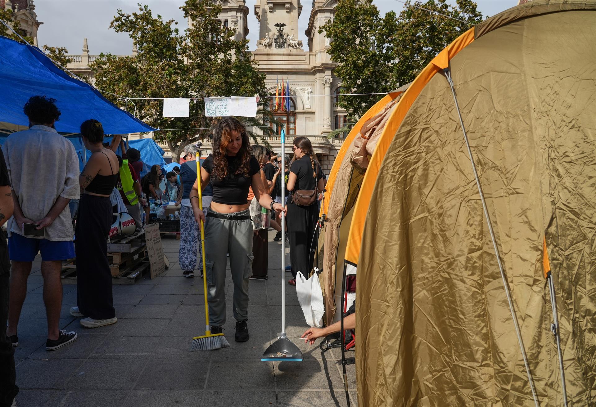 Acampada por la vivienda en la plaza del Ayuntamiento de Valencia