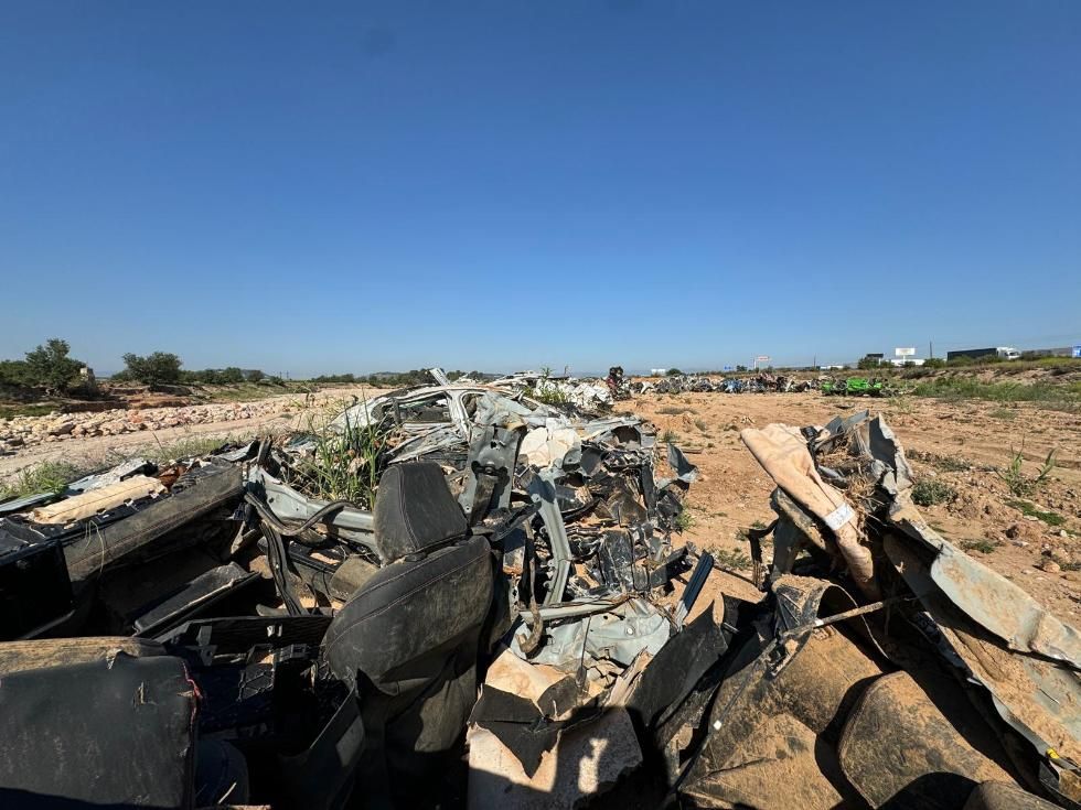Vehículos destrozados por la DANA