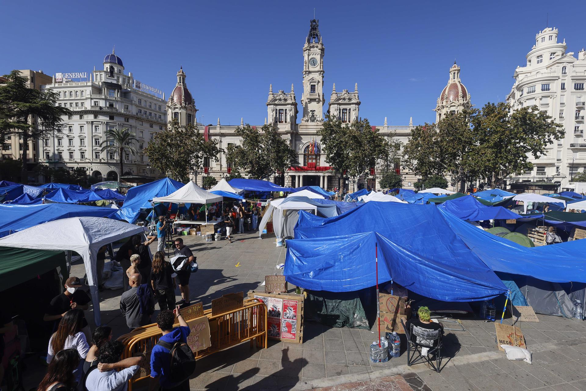 Acampada en la plaça de l'Ajuntament de València Acampada en la plaça de l'Ajuntament de València