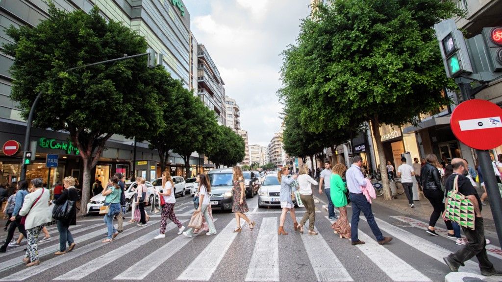Gente andando por el centro de Valencia Gente andando por el centro de Valencia