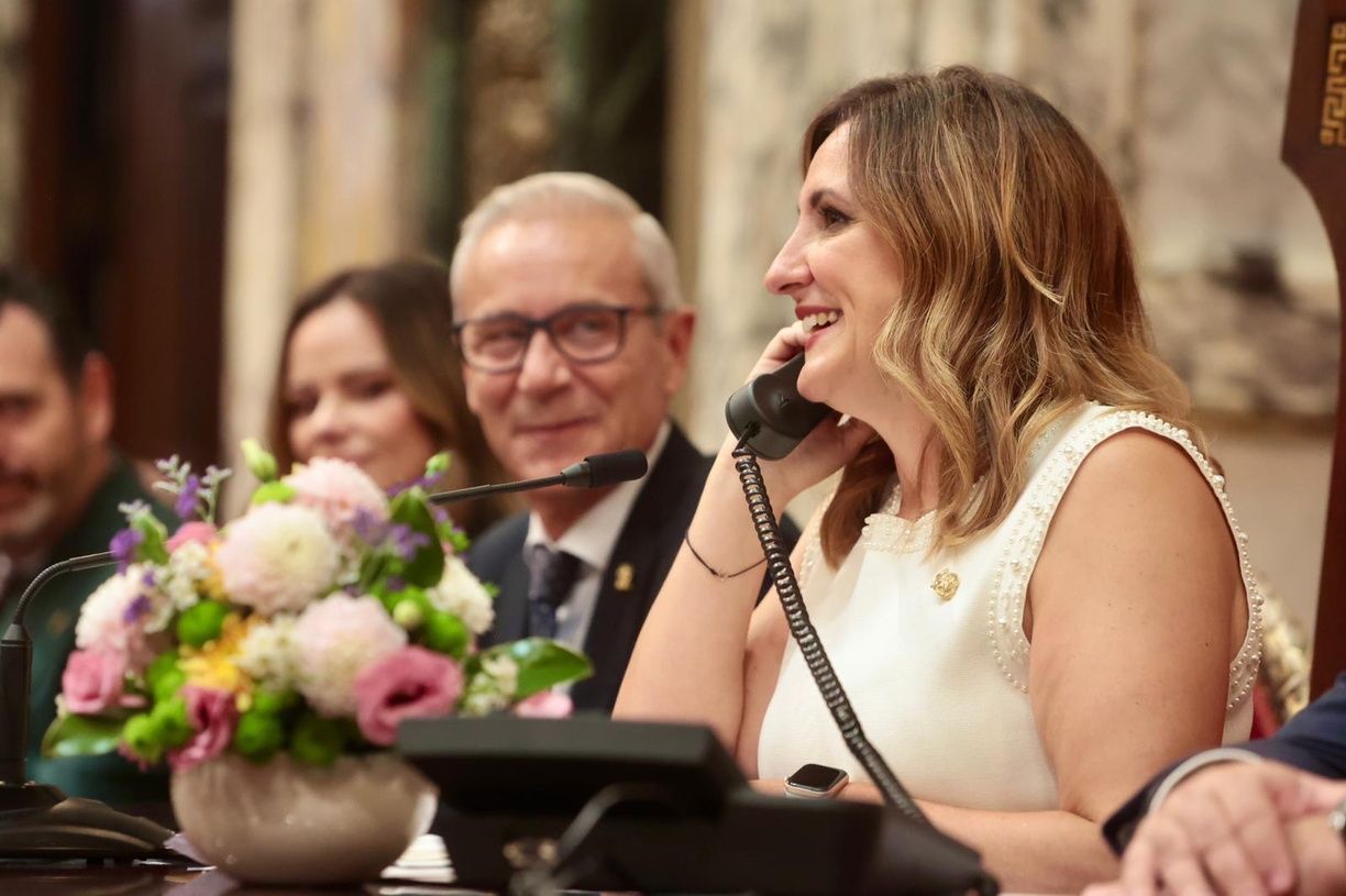 Maria José Català telefonant les afortunades de les Falles 2026 (foto JCF) Maria José Català telefonant les afortunades de les Falles 2026 (foto JCF)