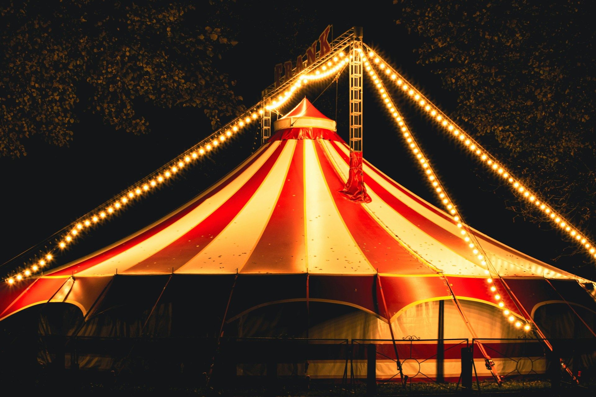 Imagen de una carpa de circo Imagen de una carpa de circo