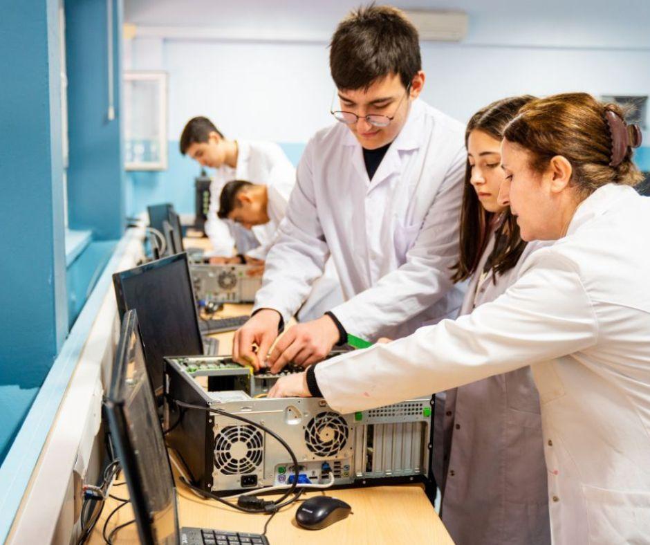 Estudiantes de FP en un laboratorio tecnológico