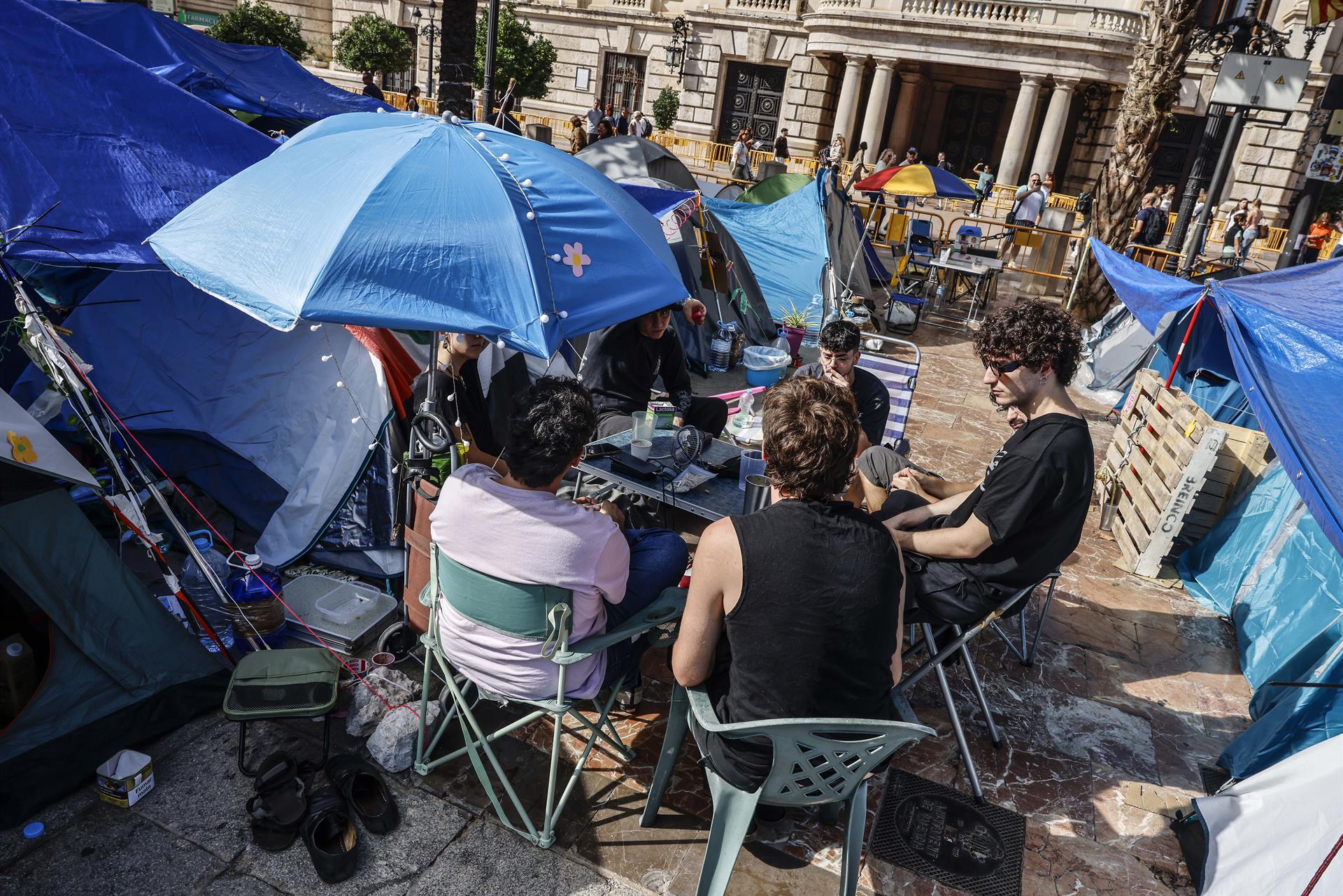 Imagen de la acampada por el derecho a la vivienda en la plaza del Ayuntamiento de València - Robert Solsona (Europa Press)