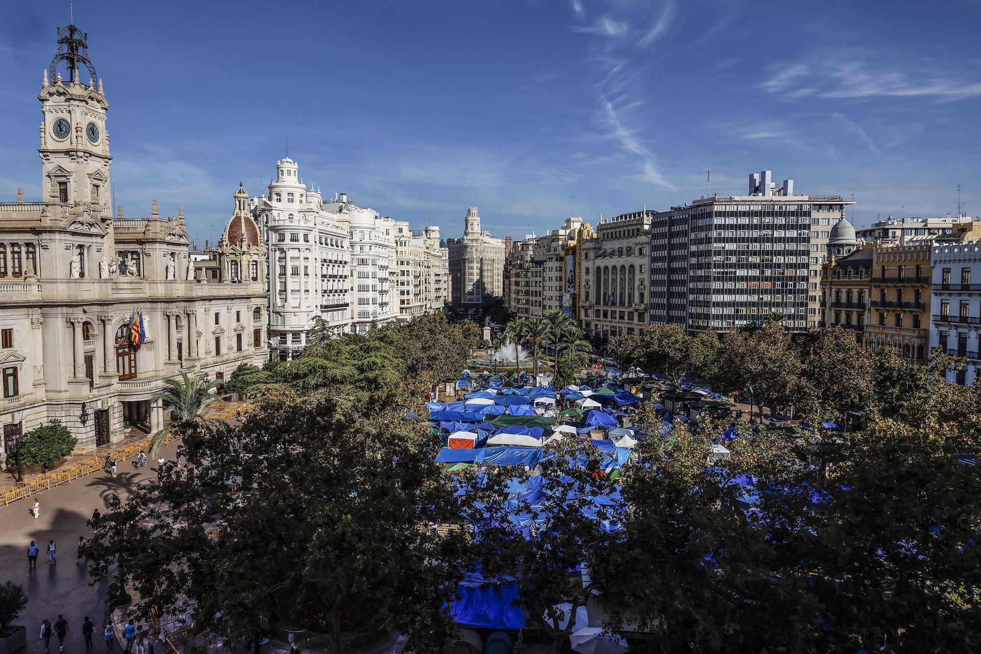 La acampada situada en Plaza del Ayuntamiento - Robert Solsona (Europa Press) La acampada situada en Plaza del Ayuntamiento - Robert Solsona (Europa Press)