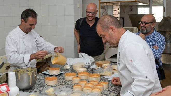 Elaboració de la Coca del Poble de Paiporta Elaboració de la Coca del Poble de Paiporta
