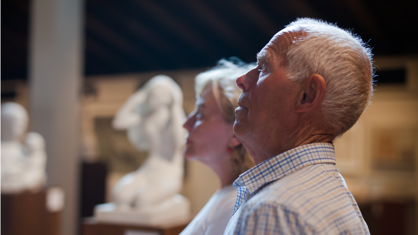 Persones majors en un museu