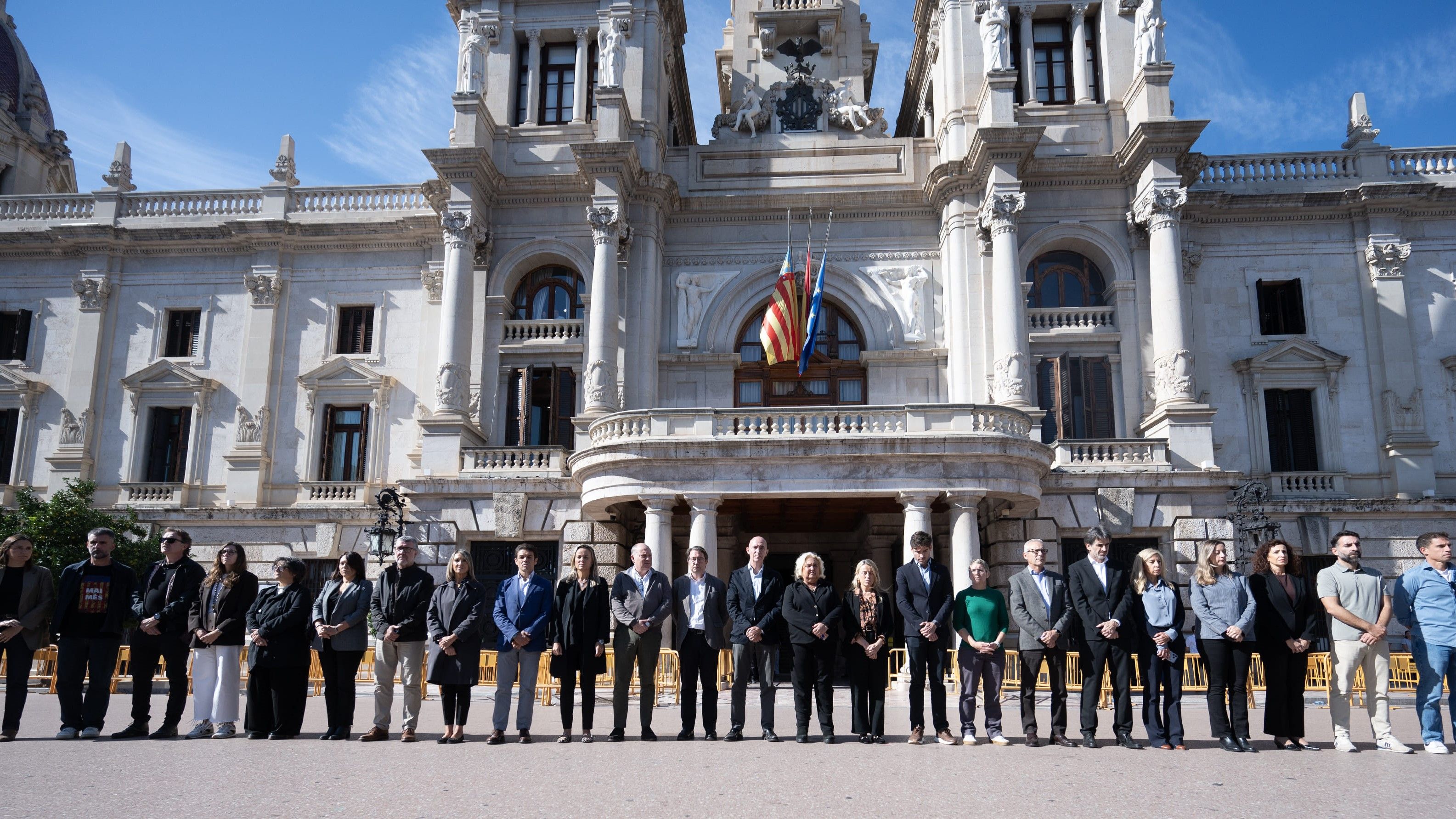 Minuto silencio Ayuntamiento Valencia DANA Minuto silencio Ayuntamiento Valencia DANA