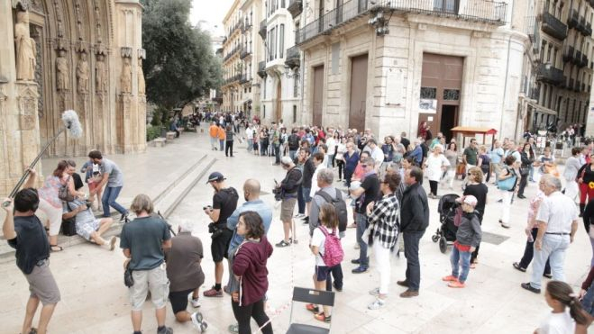 Un rodaje en la plaza de la Virgen de València