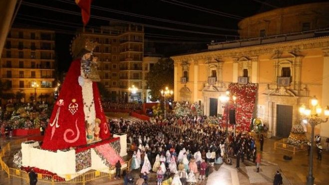 El manto de flores de la Virgen.