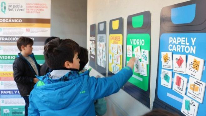 Niños y niñas aprenden sobre reciclaje en Quart de Poblet