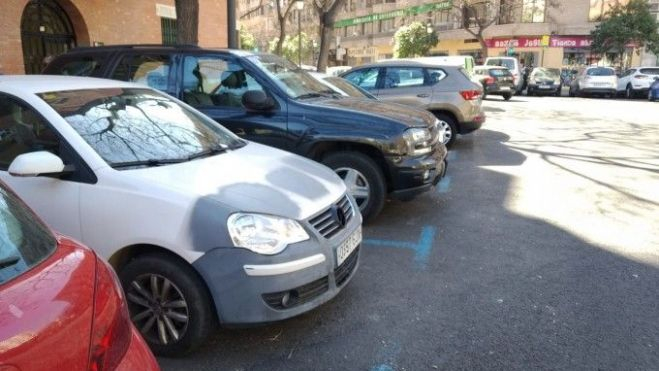 Uns vehicles estacionats en zona blava Uns vehicles estacionats en zona blava