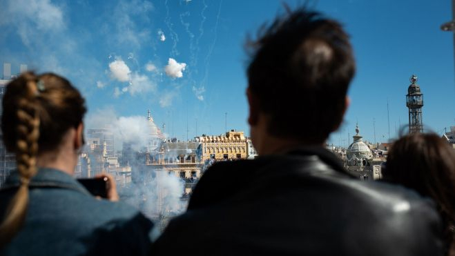 Persones veient la mascletà des d'un balcó situat en la plaça de l'Ajuntament Persones veient la mascletà des d'un balcó situat en la plaça de l'Ajuntament