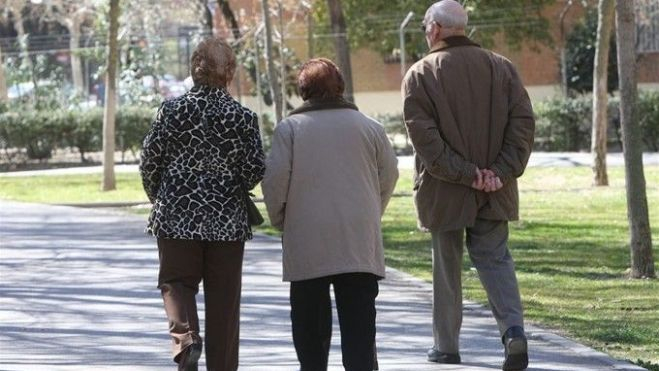 Tres persones majors passegen per València Tres persones majors passegen per València