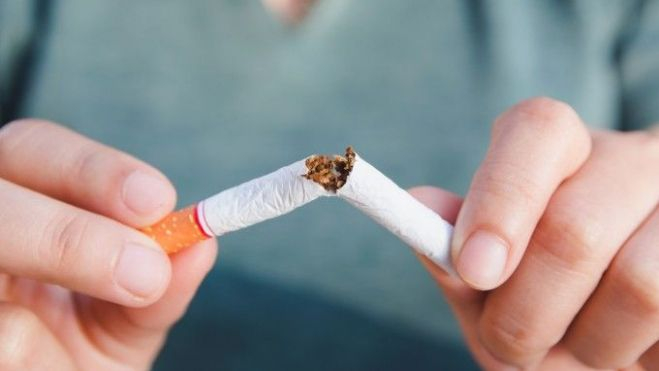 Una persona trenca un cigarret Una persona trenca un cigarret