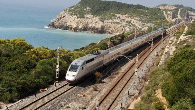 Un tren circula per una de les infraestructures integrades en el Corredor Mediterrani