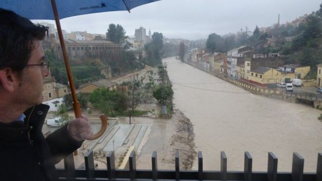 El alcalde Jorge Rodríguez ante el río Clariano a su paso por la Cantereria en un temporal de lluvia