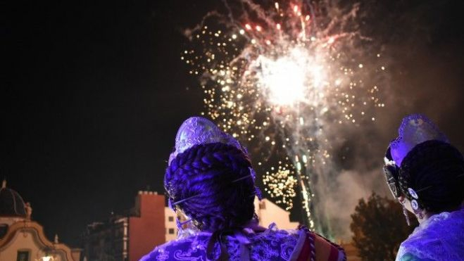 Falleras viendo un castillo de fuegos artificiales