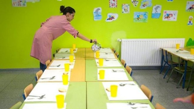 Una monitora en el comedor de un colegio