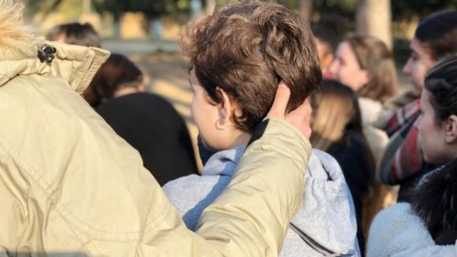 Una mujer atiende a un menor con problemas de salud mental