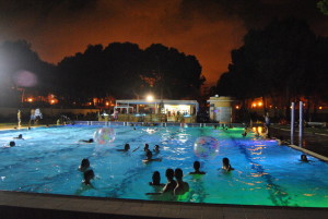 piscina noche de verano